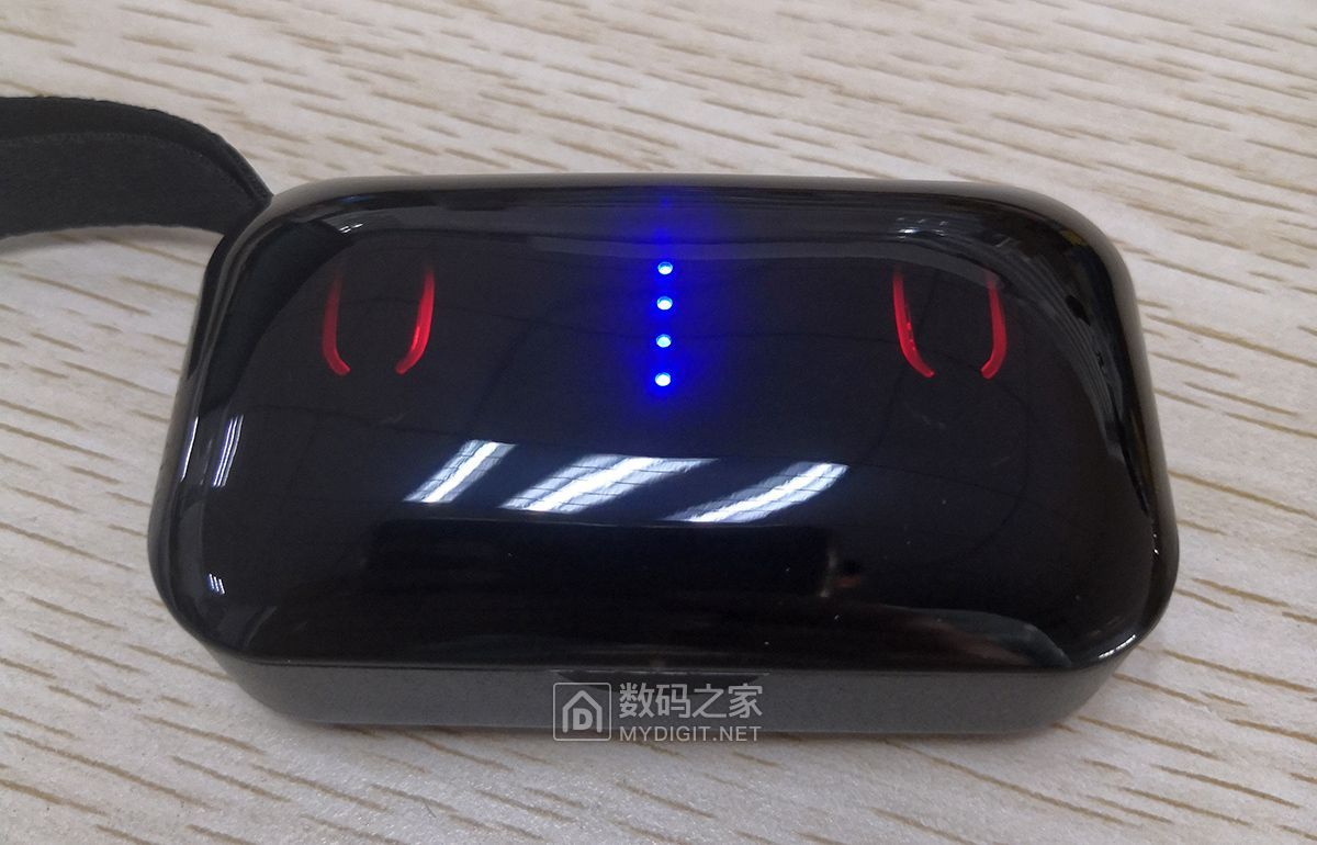 耳机在充电仓中充电的情形,这像极了那只"猫"啊