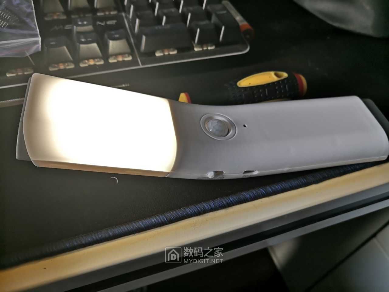 拆解缔美珂htm003lr创意移动小夜灯,用的18650电池