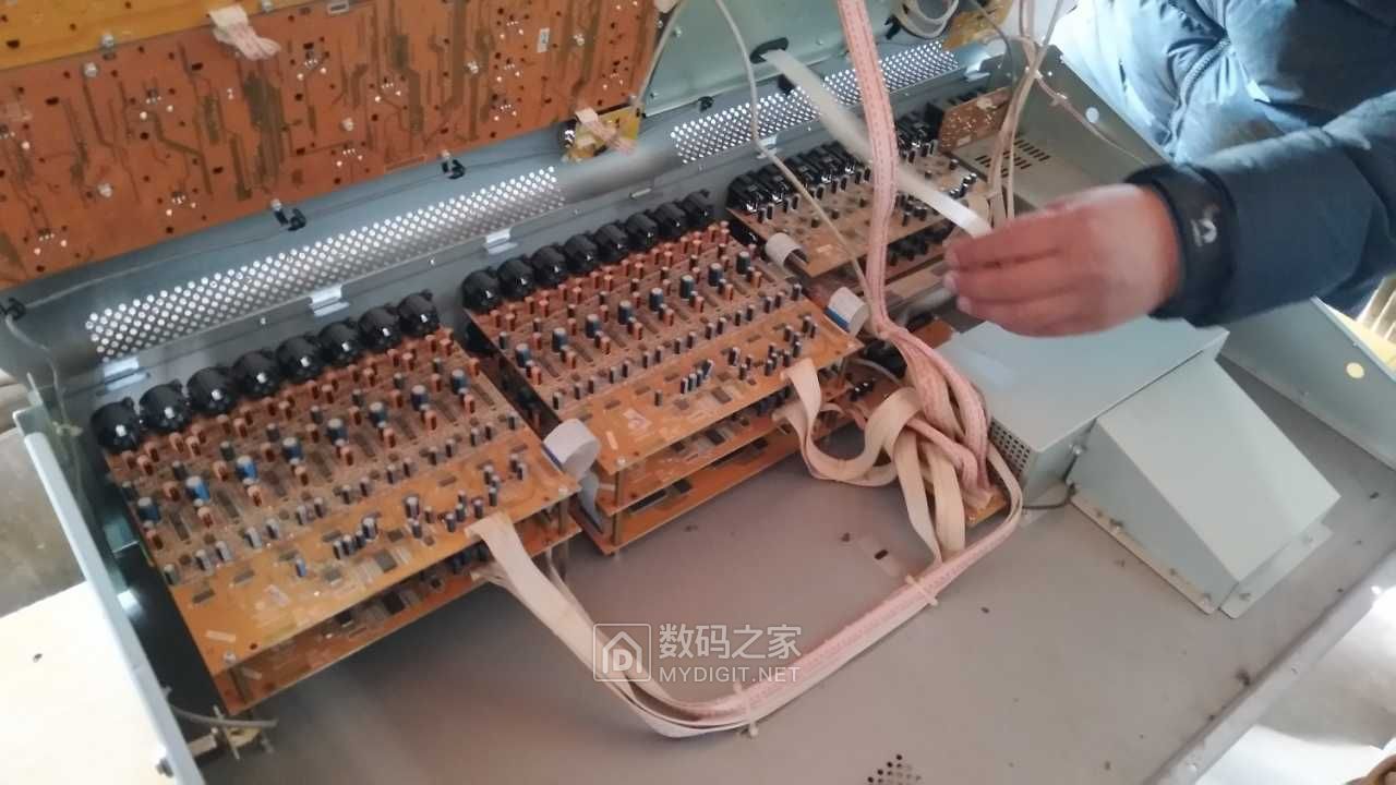 拆解数字调音台,看看内部(behringer x32)