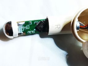 拆了捡的蓝牙耳机，电池为0V，充不上电被丢弃了