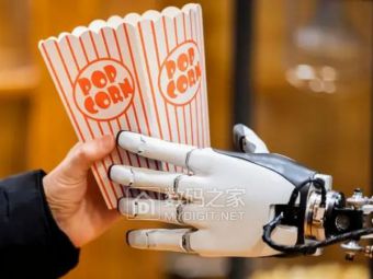 特斯拉柏林圣诞集市整活：Optimus派爆米花 马斯克现场开画机器人未来大饼