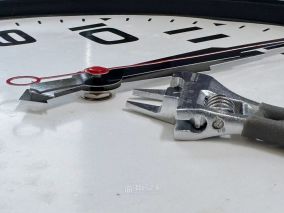 石英钟偷停，住院拆太阳12888机芯，齿轮轴上润滑油，观察一周后痊愈出院