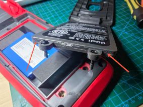 UT181A电池电池盖拆卸技巧