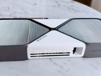 网友把RTX 5080刷成白色，老黄要不要考虑出个限定版？​