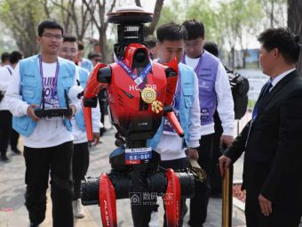北京半马惊现“钢铁侠”方阵！机器人跑得比世界冠军还快，这合理吗？