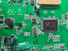 电脑液晶显示器控制板维修 发现FM25Q04固件芯片坏了