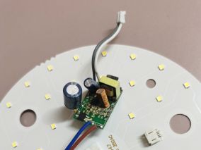 欧普LED-MD系列24W白光吸顶灯芯不停的闪烁，拆下来看一看。