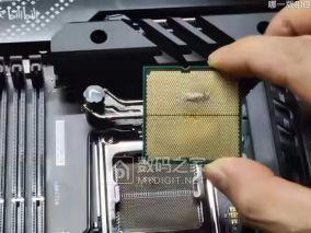 华硕 ROG Crosshair X670E Hero 又陪葬一颗 7800X3D：CPU 底部鼓包、插座烧变色