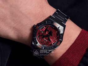 西铁城新出了一块星战联名表，表盘上雕着死星和钛战机，售价525美元