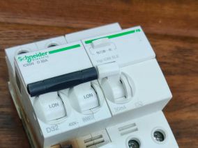 来围观-端子烧毁的施耐德IC65N D32A断路器带ViGi IC65 ELE漏电保护