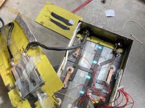 早期的铁锂电池螺丝固定串联 现在都激光焊接了