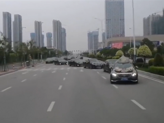 十多辆婚车公路上组队“蛇形”占道 交警：已传唤全部驾驶员