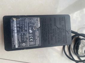 拆解东芝电源适配器：TOSHIBA PA2450U