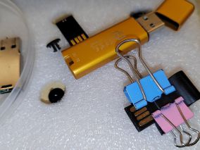 小山拆解：再拆一个紫光的U盘，不过这回到1G了，一堆杂物