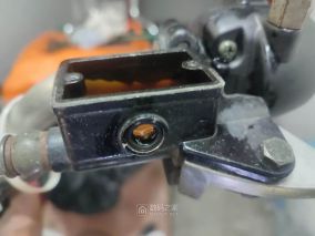 给小电驴刹车上泵更换油壶观察窗