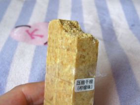 拆一块压缩饼干