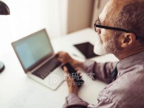 五十五岁遇上ChatGPT：波士顿学院研究揭秘AI如何改写老员工的职业剧本