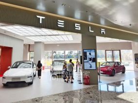 特斯拉推丐版Model Y/3引热议 网友：这操作我看不懂​