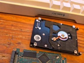 少见型号日立HGST HTE721010A9E630分享测评