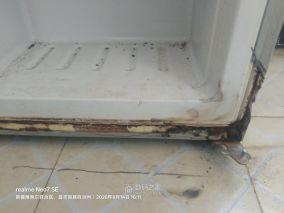 住宿舍，同事淘汰旧冰箱尝试修复门框生锈