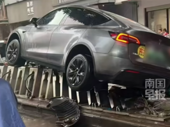 特斯拉事故骑到共享自行车头上 女司机在车上被吓哭