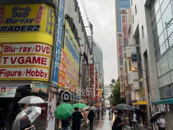 东京秋叶原30年来首次大停电 电器街秒变"黑灯瞎火一条街"