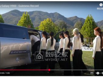 吉利MPV塞42名舞者破纪录！24K金车标+移动冰箱的究极体