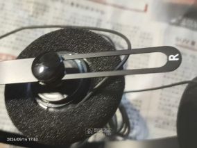 展示：积分商城5900家元换购的耳机和赠送的收音机。
