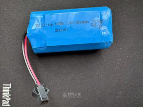 拆一个车载无线充电吸尘器（AKS-8001C），电池不行了要换电池。