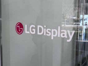 LG Display砸1.1万亿韩元猛攻苹果LTPO屏幕，溅射设备订单本月定生死