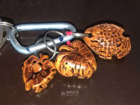 吃完的桃核做钥匙坠
