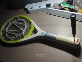 小山拆解：铅酸电蚊拍不能充电了？改18650加充电板，打黄蜂也能噼里啪啦