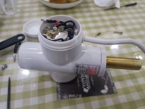 拆修一个没用多久就坏了的速热水龙头
