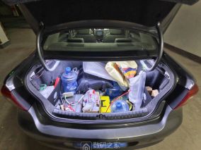 根据大佬提供的思路，2元钱改装后备箱灯带，亮度嘎嘎猛