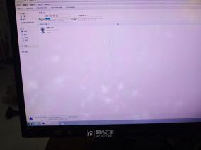 更换灯条过程导致屏幕坏了，要如何清理这些白斑点？