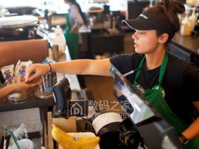 星巴克砸钱留人：季度奖300刀，小费更方便，工资周周发！