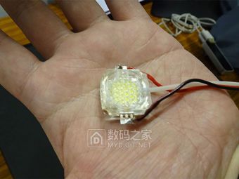 VR世界真能烫伤人？日本大学造出超逼真痛感设备