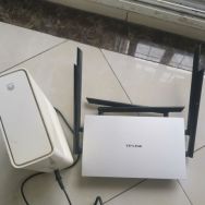 2个路由器：华为路由Q1，TP-LINK WDR7800