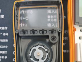 麻烦各位大佬帮忙看一下这台FLUKE 179C为啥背光是绿色的