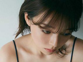 两个人，拿着金属探测器，在林子里转