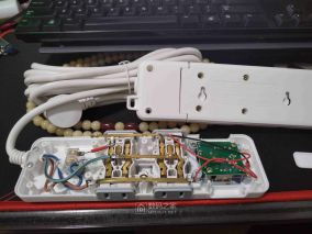 孩妈在直播间抢到了一个多功能插排，拆开看看，然后扔掉