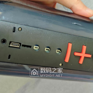 带歌词滚动显示的重低音蓝牙音箱，U盘/AUX/TF卡输入，C口充电全屏炫彩灯光