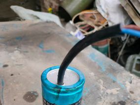 扳一个交流450伏300微法电机专用电容器，里面有惊喜