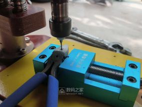 桌面级小台钻加工斜口钳剥线孔