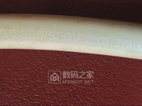 这小米电源线插头工艺不太好