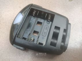 捡的，拆一个使用3个AAA 1.5V电池，不知是什么来的。