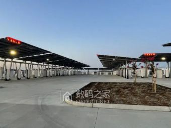 特斯拉在加州搞了个超大充电站，168个车位还自带太阳能农场