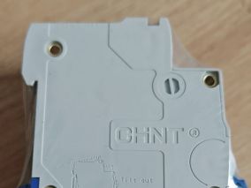 新的漏電斷路器,空氣開關部分發熱明顯