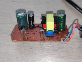 小山拆解：插小台灯的5V 2A适配器不亮了，拆开看看咋回事，原来芯片炸了