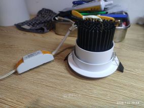 很早之前朋友给的卡姿7W筒灯之一只是开孔比较鸡肋